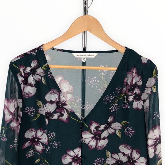 Cupcakes & Cashmere Tibet Floral V-Neck Button 3/4 Sleeve Blouse size Medium - Picture 4 of 15